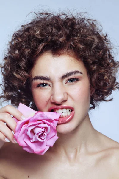 Menina Bonita Nova Com Cabelo Encaracolado Maquiagem Limpa Mordendo Rosa — Fotografia de Stock