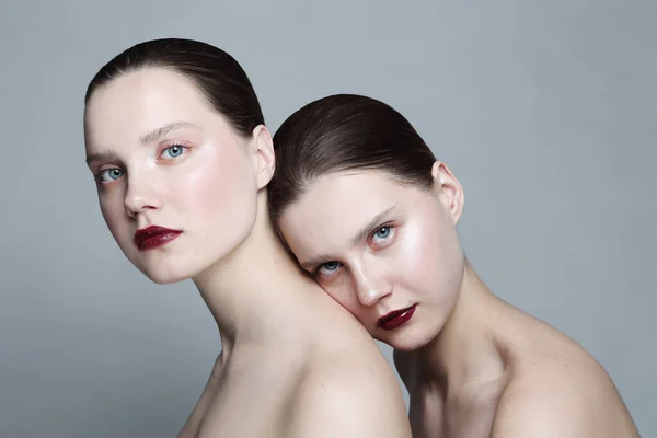 Portrait Two Young Beautiful Girls Clean Eye Makeup — Stock Photo, Image