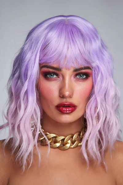 Retrato Jovem Mulher Bronzeada Bonita Com Cabelo Lilás Maquiagem Fantasia — Fotografia de Stock