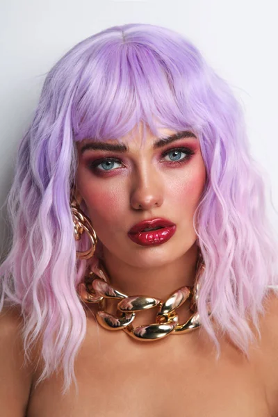 Potrait Jeune Belle Femme Bronzée Aux Cheveux Lilas Maquillage Fantaisie — Photo