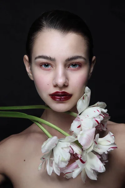 Vintage Stylu Portret Młodej Pięknej Kobiety Fantazyjnym Makijażu Białych Tulipanów — Zdjęcie stockowe