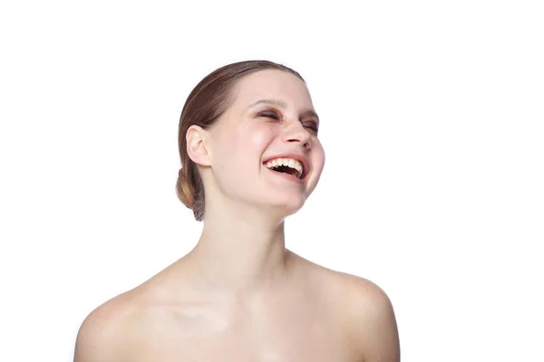 Portret Młodej Kobiety Śmiejącej Się Głos Białym Tle — Zdjęcie stockowe