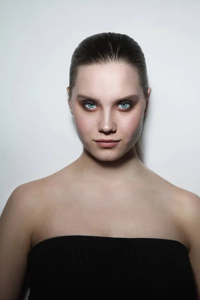 Retrato Joven Hermosa Mujer Con Maquillaje Ojos Ahumados — Foto de Stock