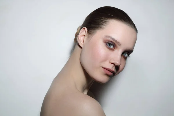 Retrato Jovem Mulher Bonita Com Maquilhagem Olhos Fumegantes — Fotografia de Stock