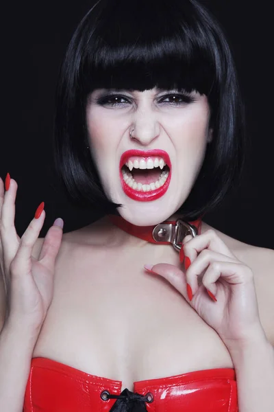 Vampir Dişleriyle Bağıran Genç Güzel Gotik Esmer — Stok fotoğraf