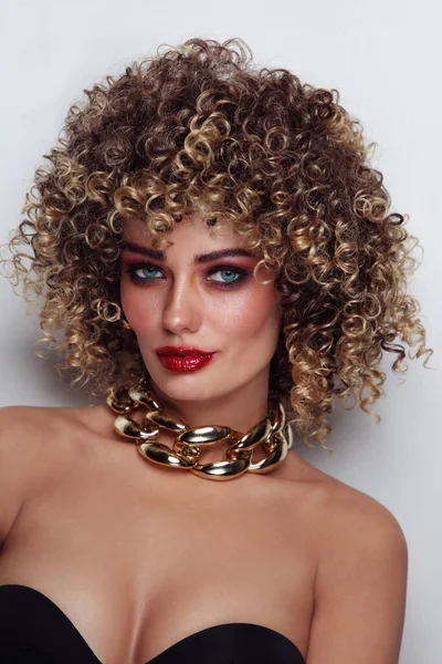 Young Beautiful Tanned Woman Curly Afro Hair Fancy Disco Makeup — Stock Photo, Image