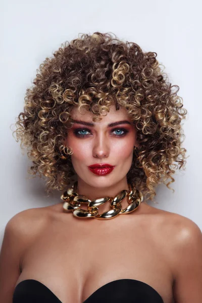 Young Beautiful Tanned Woman Curly Afro Hair Fancy Disco Makeup — Stock Photo, Image
