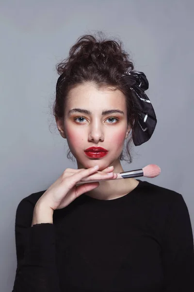 Menina Bonita Nova Com Lábios Vermelhos Brilhantes Segurando Escova Maquiagem Fotos De Bancos De Imagens