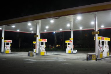 Shell benzin istasyonunda gece