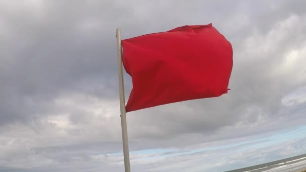 Bandera roja de advertencia — Vídeos de Stock
