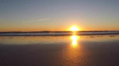 Sahilde gün doğumu