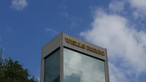 Timelapse хмари позаду Wells Fargo будівлі в центрі міста Джексонвілл — стокове відео