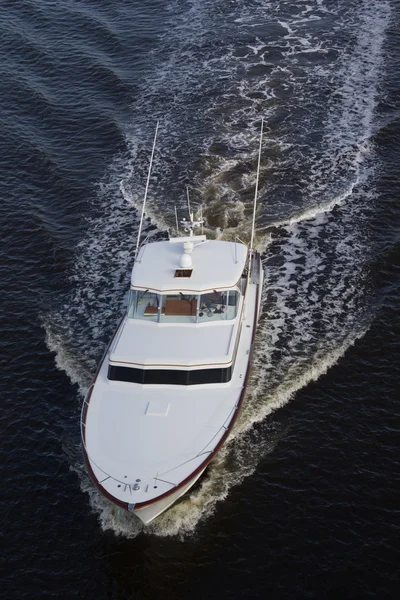 Weißes Luxusboot — Stockfoto