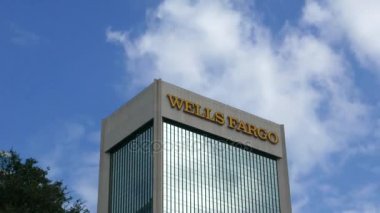  Zaman atlamalı bulutların arkasında Wells Fargo bina şehir Jacksonville