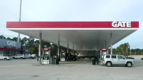 時間の経過のゲート ガソリン スタンド — ストック動画