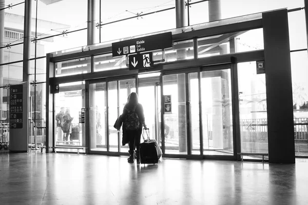 Passageiro da companhia aérea que sai do aeroporto — Fotografia de Stock