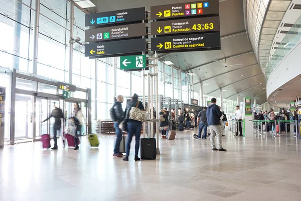 Pasajeros de aerolíneas en el aeropuerto — Foto de Stock