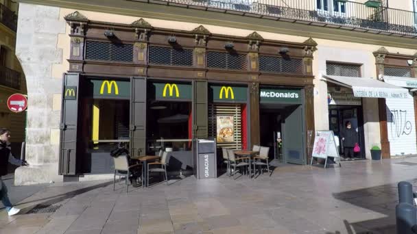 Fuera de un restaurante de comida rápida McDonalds en Europa — Vídeos de Stock