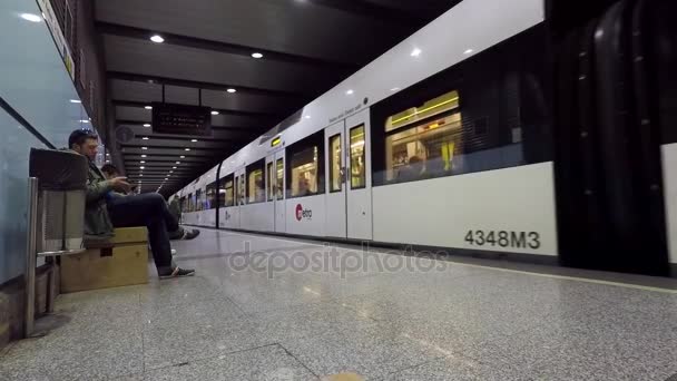 Inuti en Valencia tunnelbanestation — Stockvideo