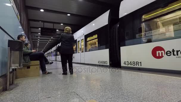 Dentro de una estación de metro de Valencia, España — Vídeo de stock