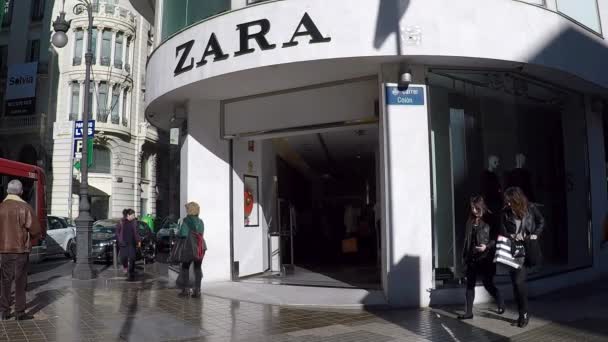 Fora de uma loja de varejo Zara — Vídeo de Stock