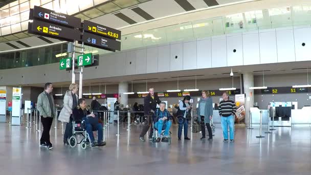 Passagers d'une compagnie aérienne en fauteuil roulant dans un aéroport — Video
