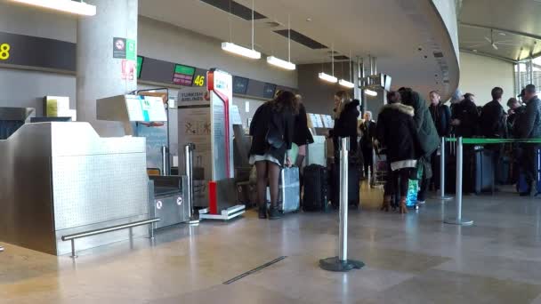 Luchtvaartmaatschappij passagiers op een luchthaven — Stockvideo