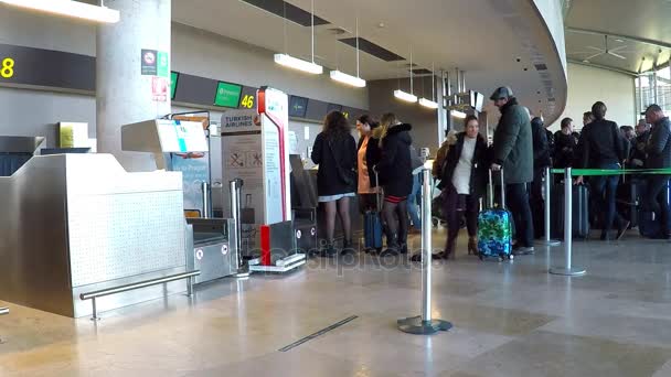 Luchtvaartmaatschappij passagiers op een luchthaven — Stockvideo