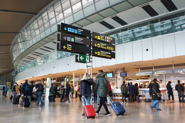 Passeggeri delle compagnie aeree in aeroporto — Foto Stock