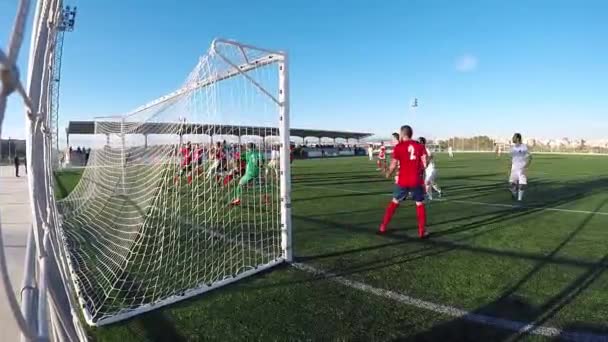 Männer spielen Fußball — Stockvideo