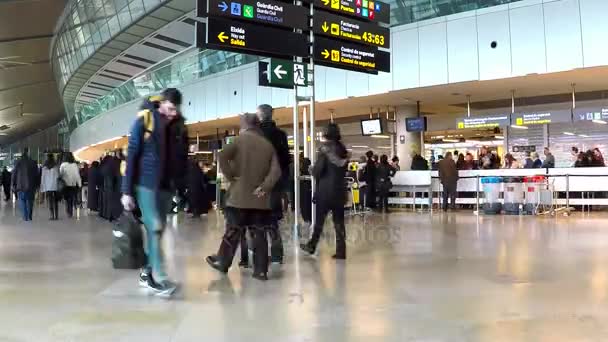 空港で航空会社の乗客の時間経過 — ストック動画