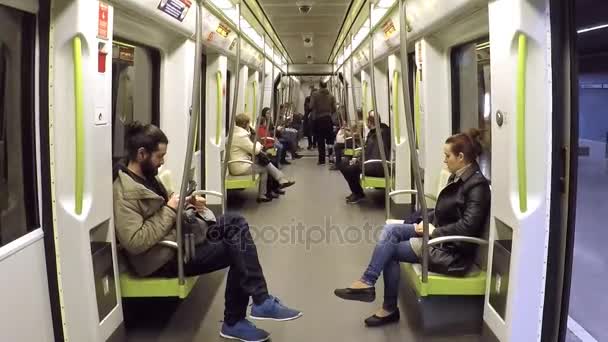 Pasajeros en un Metro Subway Car — Vídeos de Stock