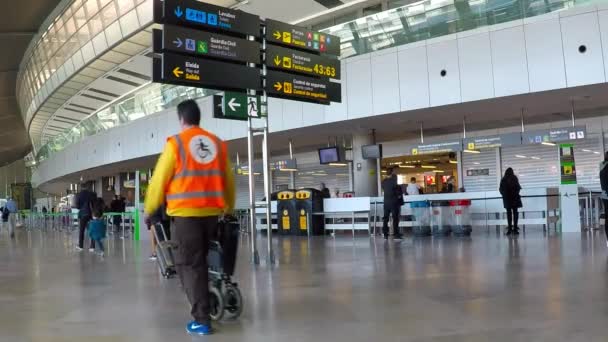 Passagers d'une compagnie aérienne dans un aéroport — Video