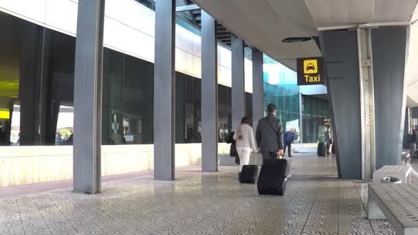 空港の外の航空会社の乗客 — ストック動画