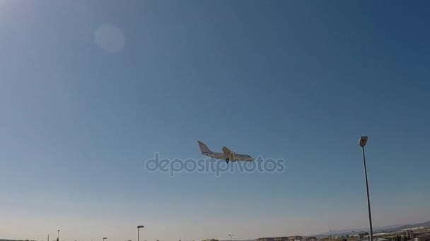 Een vliegtuig landt op een luchthaven — Stockvideo