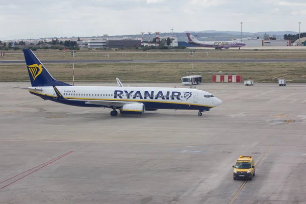 Letadla společnosti Ryanair bude k bráně — Stock fotografie