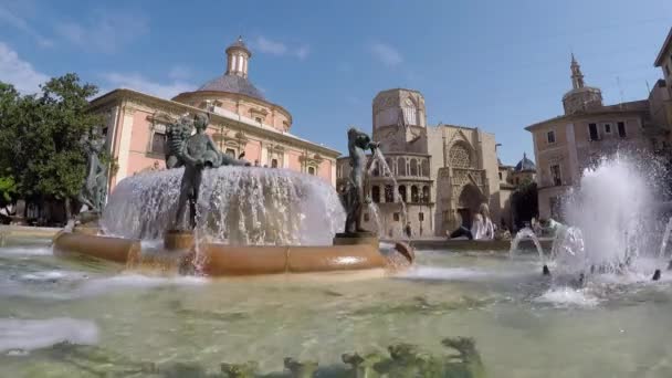在 Valencia，西班牙广场德圣女图里亚喷泉. — 图库视频影像