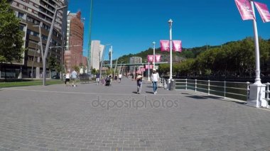  Bilbao, İspanya Riverwalk yürüyen turist.