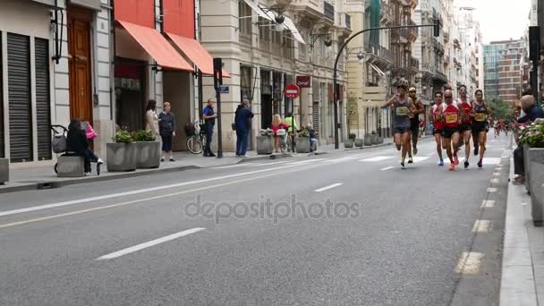 Bir şehirde bir yarı maraton koşucular rekabet. — Stok video