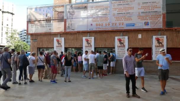 Turist köper biljetter för en tjurfäktning i Spanien — Stockvideo