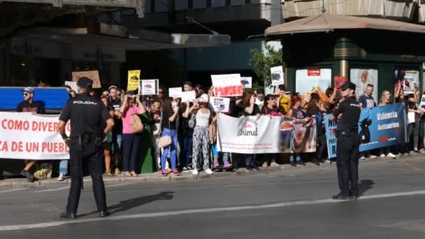 Niezidentyfikowane protestujących w anty byków, wykazując na ulicach Walencji, Hiszpania — Wideo stockowe