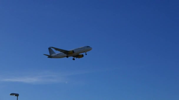 Vueling Airlines Flugzeug bei der Ankunft am Flughafen Valencia, Spanien — Stockvideo