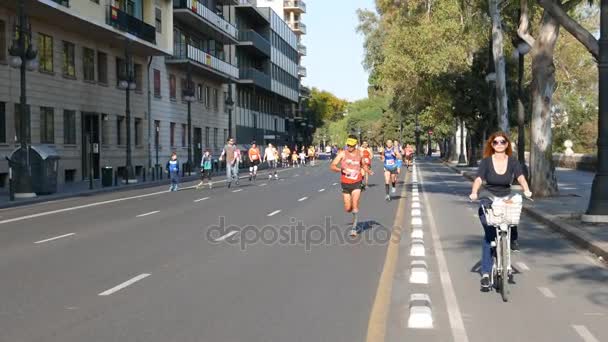 Los corredores compiten en el Valencia 5k Run 2017 y patinan contra el cáncer en las calles de Valencia, España — Vídeo de stock