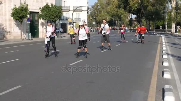 Rollerblading Against Cancer на улицах Валенсии, Испания — стоковое видео