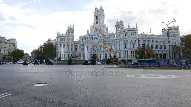 马德里 西班牙 2017年11月27日 马德里一同广场的通讯宫 最初被设计作为西班牙邮局的总部在 1909年 但自2007年以来它安置了马德里市委员会的办公室 — 图库视频影像