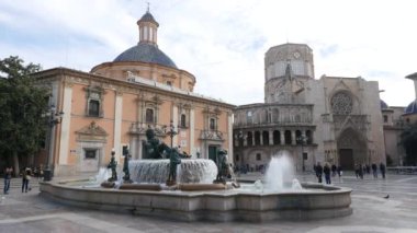 Valencia, İspanya - 7 Aralık 2017: Turia Çeşmesi ve Plaza de la Virgen Valencia, İspanya. Plaza de la Virgen Valencia şehir merkezi yer alır.