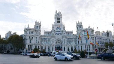 Madrid, İspanya - 27 Kasım 2017: Communications sarayda Madrid Plaza de Cibeles. 1909 yılında ama 2007 yılından bu yana Genel Müdürlük İspanyolca postane tasarlanan bu ofisleri Madrid Kent Konseyi housed.