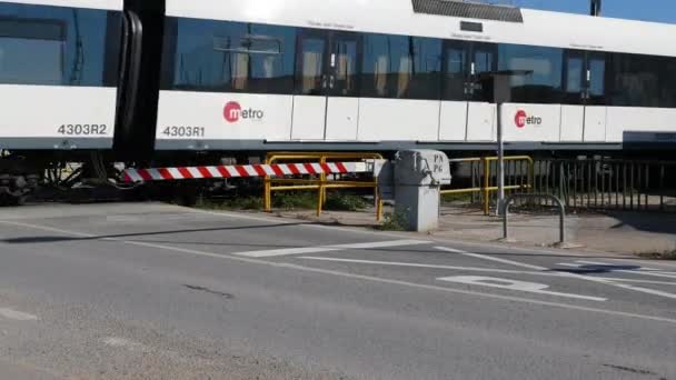 Valencia Espanha Fevereiro 2018 Trem Metrô Valência Atravessando Uma Rua — Vídeo de Stock