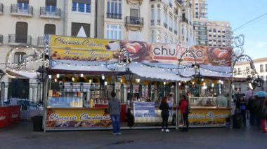 Valencia, İspanya - 11 Mart 2018: Bir Churreria Valencia. Bir Churreria Churros nereden satın alınabiliyor bir stand var. Churro kızarmış hamur pasta türüdür ve İspanya ve Portekiz'geleneksel.