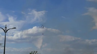 Valencia, İspanya - 4 Nisan 2018: A yangın söndürme helikopteri Valencia banliyölerinde kontrol dışına çıktı bir orman yangını üzerine su damlaları.